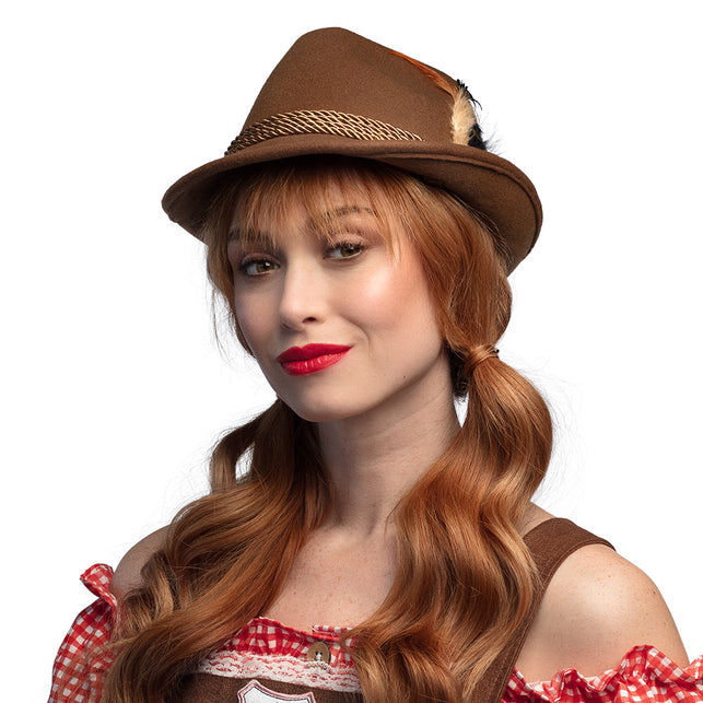 Tirolerhoed Wilhelm bruin op dames dirndl-look met geblokte blouse voor bierfeest