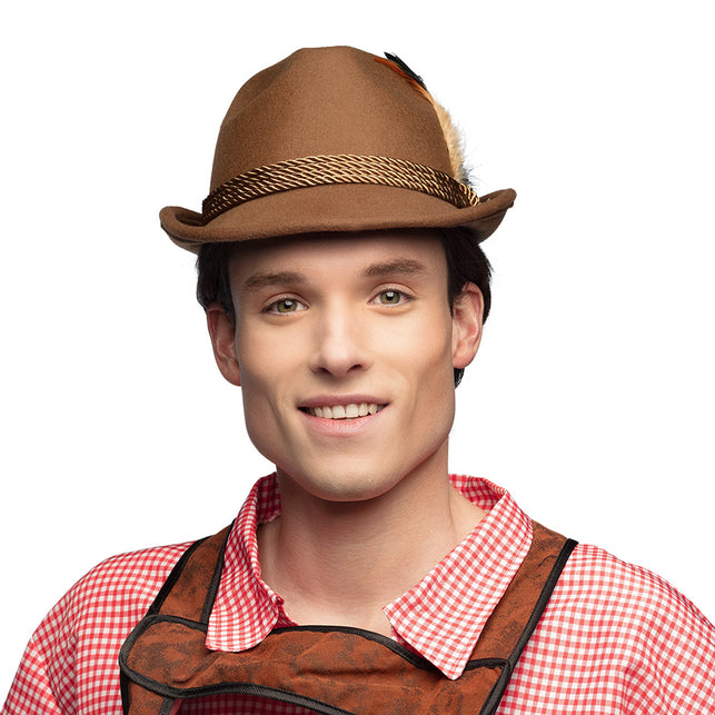 Tirolerhoed Wilhelm bruin met gouden koordband en veertje, gedragen door man op Oktoberfest