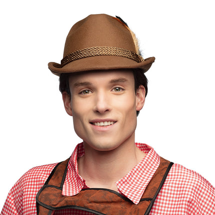 Tirolerhoed Wilhelm bruin met gouden koordband en veertje, gedragen door man op Oktoberfest