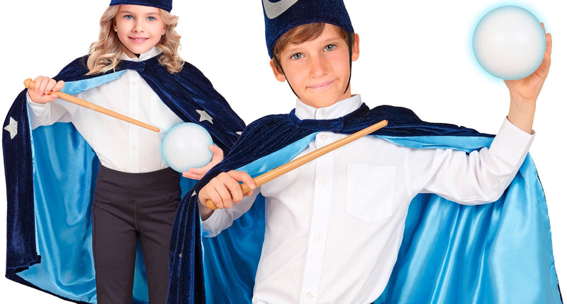 Tovenaars cape voor kinderen in donkerblauw met zilveren sterren en puntige hoed, gedragen door twee kinderen