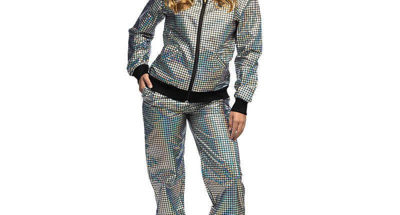 Trainingspak Disco diamond dames zilver met holografische blokjesprint, zwarte rits en boorden, gedragen als jaren 80-outfit