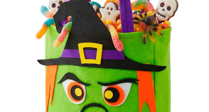 Trick-or-treat tas heksen in felgroen vilt met zwarte punthoed en paarse hengsels, gevuld met snoep