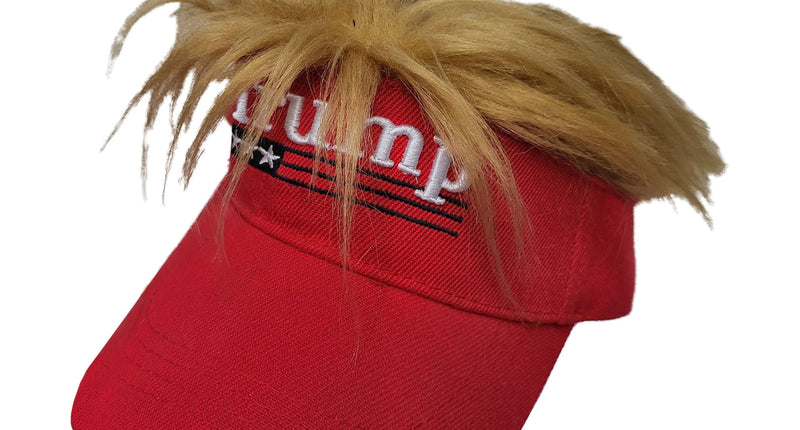 Trump pet met haar in rood met witte opdruk, sterren en strepen en blond warrig nephaar boven de klep