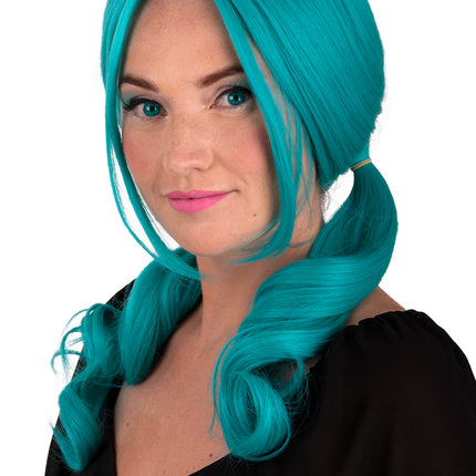 Turquoise pruik Raewyn zijaanzicht met glad deklaag en goudkleurig elastiekje om de staart