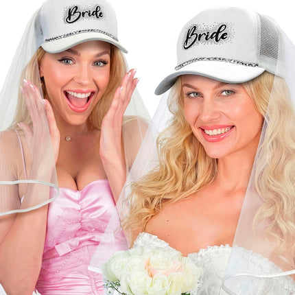 Twee dames met witte bride pet met sluier op een vrijgezellenfeest