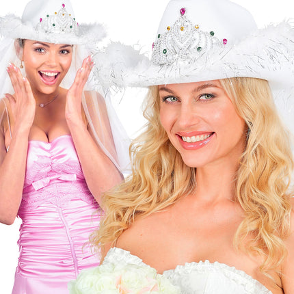 Twee dames met de witte bruidshoed met sluier en kroontje op een vrijgezellenfeest