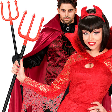 Twee drietanden duivel plastic vastgehouden bij rode duivelsoutfits voor Halloween