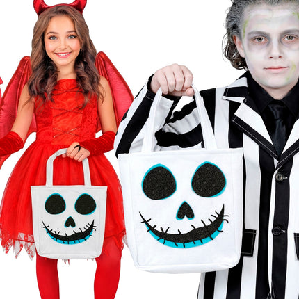 Twee kinderen met de witte trick-or-treat tas spook bij hun Halloweenkostuum
