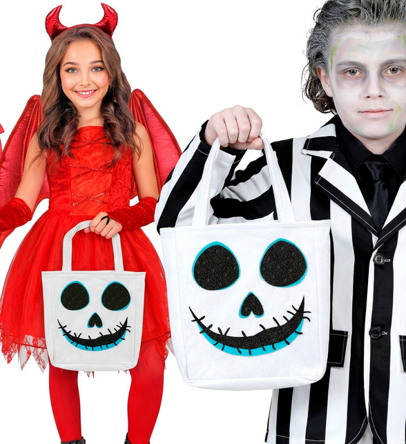 Twee kinderen met de witte trick-or-treat tas spook bij hun Halloweenkostuum