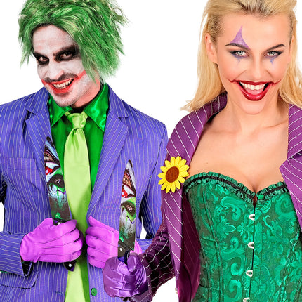 Twee nepmessen met clownsprint tussen de revers van een paars gestreept jasje