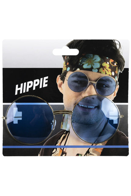 Uilebril goudkleurig met grote ronde blauwe glazen op kaart, met hippie op de achtergrond