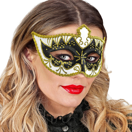 Venetiaans oogmasker op gezicht, zwart glittervlak rond de amandelvormige oogopeningen