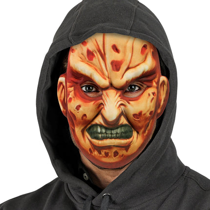 Verbrand horrormasker van stof op model met zwarte hoodie voor Halloween