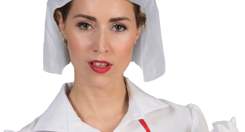 Verpleegsterkapje Maria wit met rood kruis en afhangende sluier, gedragen door dame bij verpleegsteroutfit