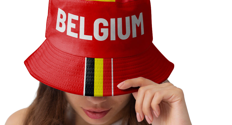 Vissershoedje Belgium in rood met witte opdruk en zwart-geel-rode streep op de rand, gedragen door een supporter