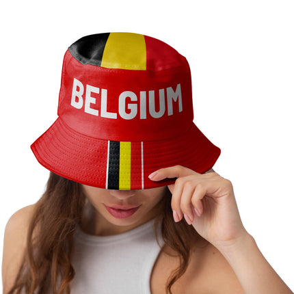 Vissershoedje Belgium in rood met witte opdruk en zwart-geel-rode streep op de rand, gedragen door een supporter