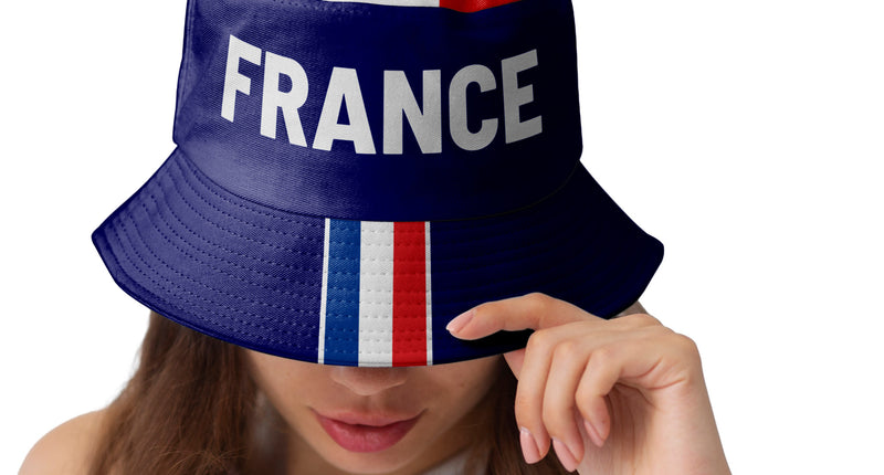 Vissershoedje France in donkerblauw met witte FRANCE-opdruk en Franse driekleur op bol en rand, gedragen