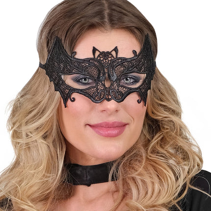 Vleermuis oogmasker gedragen door dame, vleugels over de wangen, voor Halloween