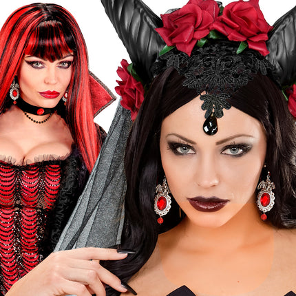 Vleermuis oorringen met rode steen bij een gothic Halloweenlook met donkere make-up