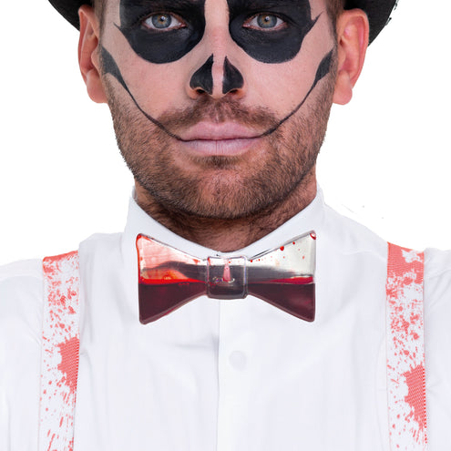 Vlinder strikje met bloedspetters gedragen op een wit hemd bij een Halloween horrorlook