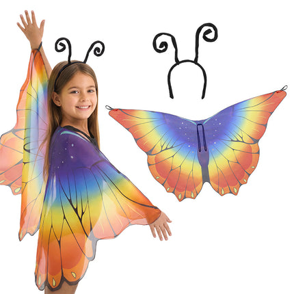 Vlinderset Lovely butterfly met regenboogvleugels en zwarte haarband met krulsprieten, gedragen door een meisje