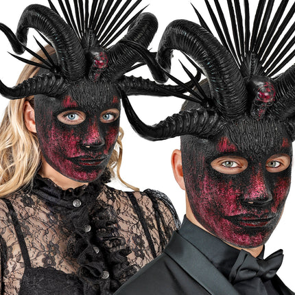Voodoo masker priester close-up met ovale oogopeningen en rode gezichtsvegen