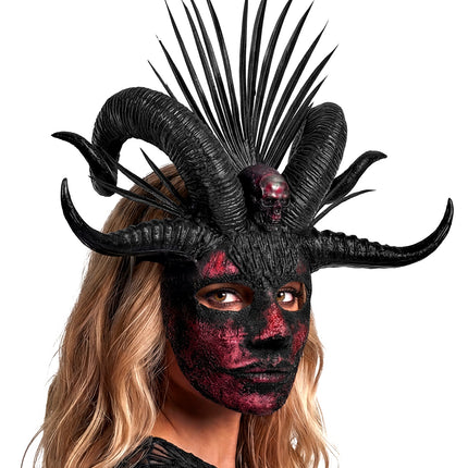 Voodoo masker priester schuin aanzicht met geribbelde ramshoorns en zwart-rood patroon