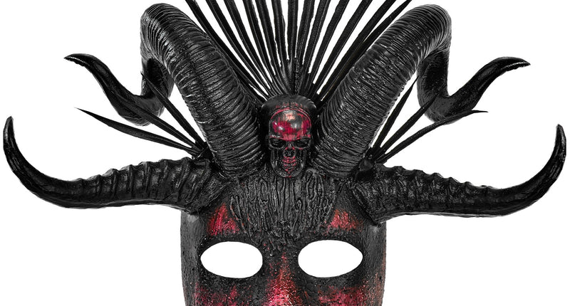 Voodoo masker priester in zwart met rode vegen, ramshoorns en punten, vooraanzicht
