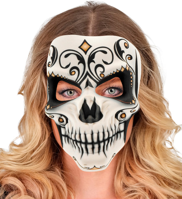Vrouw met dag van de doden masker dat gezicht tot de kin bedekt