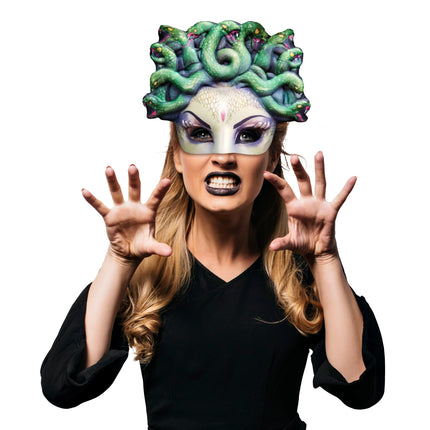 Vrouw draagt oogmasker medusa met slangenkrans en paars omlijnde ogen op een themafeest