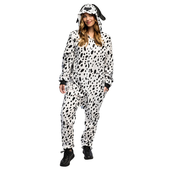 Vrouw in pluche dalmatiërpak met capuchon op, vooraanzicht van het vlekkenpatroon