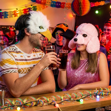 Vrouw met pluchen poedelmasker en glitterjurk proost aan de bar op een feest