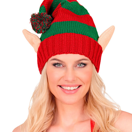 Vrouw met rood-groene elfenmuts, puntoren links en rechts zichtbaar