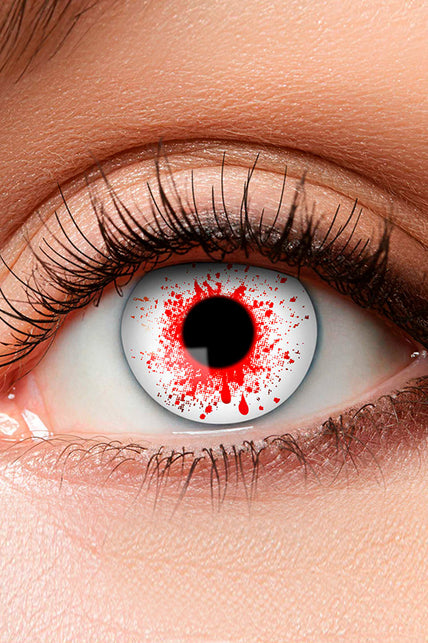 Weeklenzen Bloodshot close-up: witte lens met rode bloedspatten en druipers rond de pupil