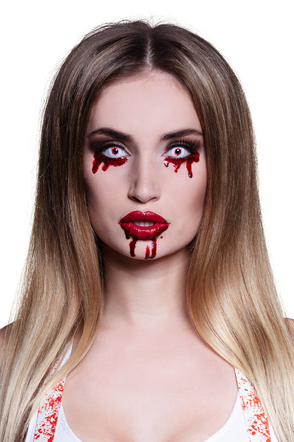 Weeklenzen Bloodshot gedragen door model met rode schmink onder de ogen voor Halloween