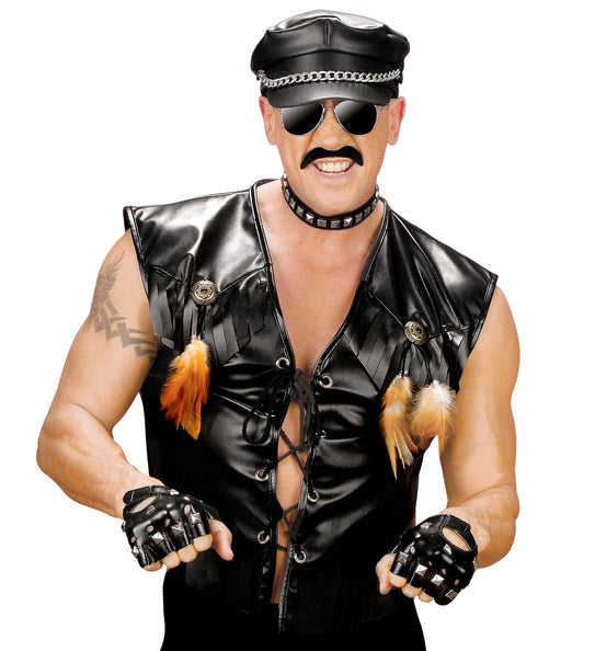 Motor biker vest lederlook zwart met franjes en rijgkoord, gedragen in een bikeroutfit voor carnaval