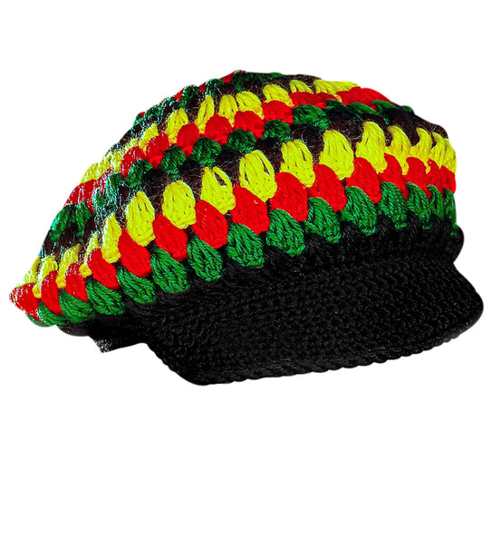 Rasta muts gehaakt in rood, geel en groen met zwarte rijen en een zwarte gebreide klep, van opzij gezien
