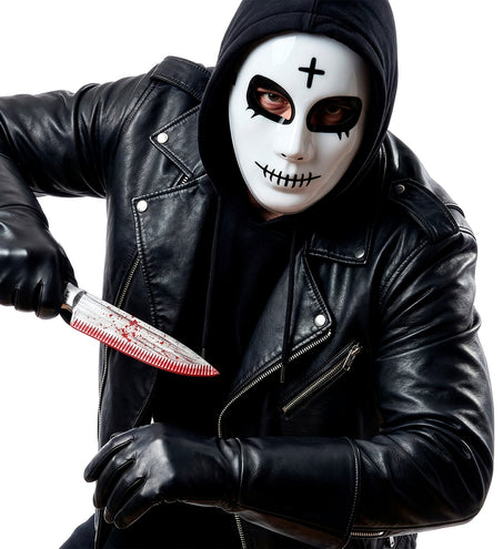 Wit satanisch masker gecombineerd met zwarte hoodie en leren jas op Halloween