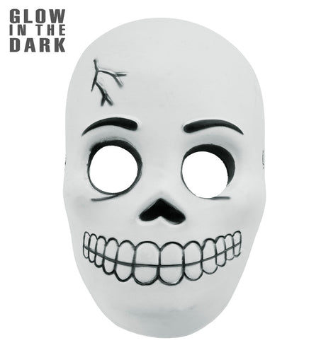 Wit schedelmasker met zwarte wenkbrauwen, hartvormige neus en tandenrij bij daglicht