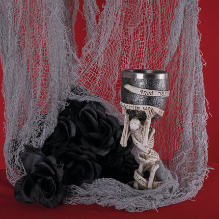 Wit spoken doek als hangende decoratie met open mazen en losse draden