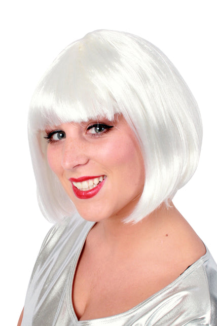 Witte bob pruik budget met rechte pony, kinlange steile bob voor dames op een discofeest