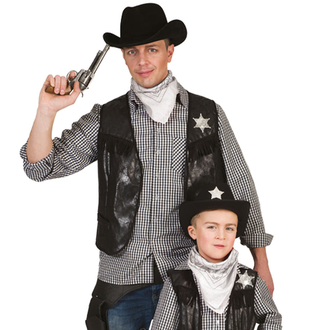 Witte cowboy zakdoek met paisleyprint, gedragen om de nek door man en kind bij een westernoutfit