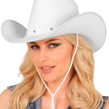 Witte cowboyhoed voor dames met stormkoord onder de kin geknoopt