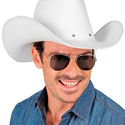Witte cowboyhoed op het hoofd van een man, hoedband met zilverkleurige studs zichtbaar