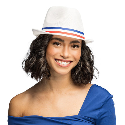 Witte Frankrijkhoed met tricolor band gedragen door een vrouw met blauw shirt, supporterslook