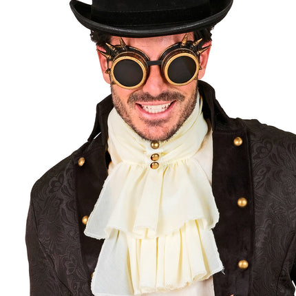 Witte jabot met ruches in een steampunklook onder een zwarte jas met goudkleurige knopen