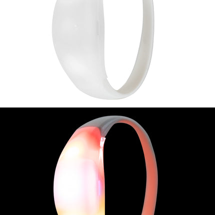 Witte led-armband met elastieke band, brandende lampjes op een donkere achtergrond