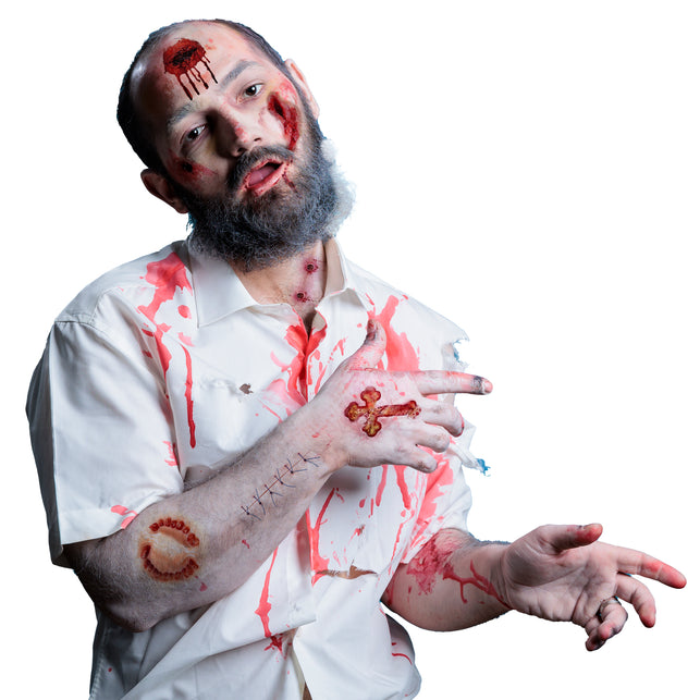 Wonden tattoos gedragen op gezicht, hals en arm bij een zombielook voor Halloween