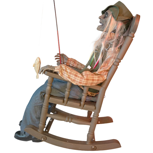 Zijaanzicht van de 185 cm animatronic in schommelstoel met hengel voor een Halloween spookhuis