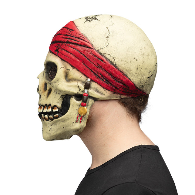 Zijkant van het latex piratenmasker met kralensnoer en geel schijfje langs de kaak